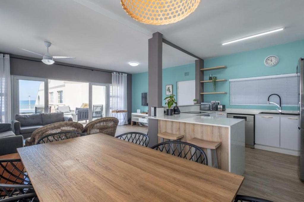 6 Tides living photo