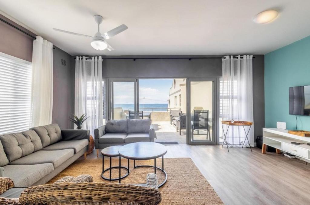 6 Tides living photo