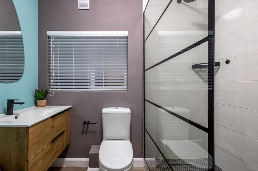 6 Tides bathrooms photo