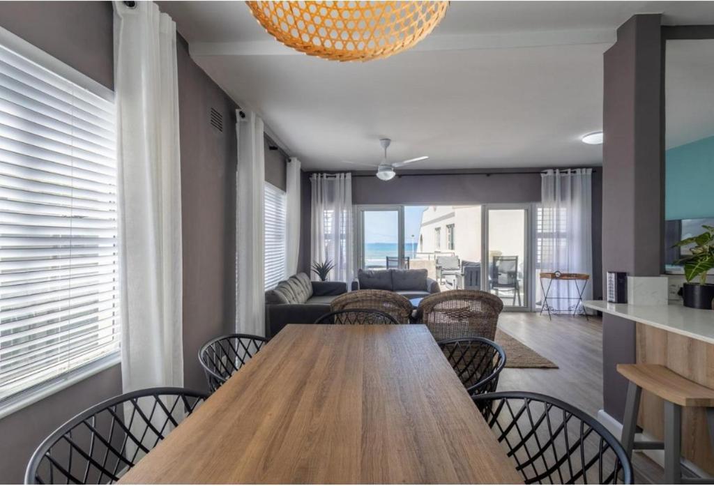 6 Tides living photo